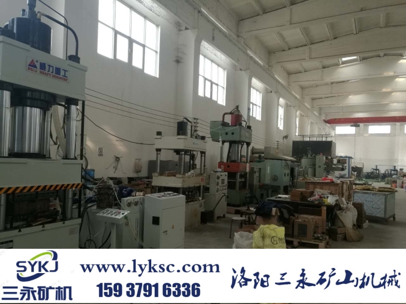 礦機摩擦襯塊車間.jpg